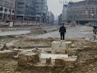 Trg Republike (današnji Trg Bana Jelačića) 1986. godine. Manduševac, otkop starih temelja.jpg